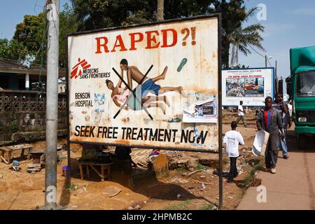 UN Women Power in Monrovia, Liberia. Die Entsendung der paramilitärischen Polizeieinheiten Indiens galt als erste Friedensmission einer Fraueneinheit in der Geschichte der Vereinten Nationen. Die Fraueneinheit aus Indien unterstützte die UNMIL-Friedensmission in Liberia. Die blau behelmte Spezialeinheit der indischen Polizei ist bewaffnet und soll die neu geschaffene und noch unbewaffnete liberianische Polizei unterstützen. Stockfoto