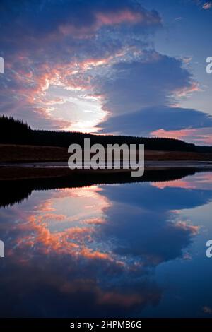 Ein atemberaubender Sonnenuntergang über dem Glengavel Reservoir in der Nähe von Strathaven in Lanarkshire, Schottland. Stockfoto