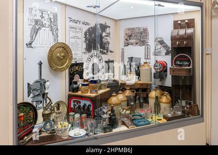 Curtis Museum, das Heimatkundemuseum im Stadtzentrum von Alton, Hampshire, England, Großbritannien. Ausstellung über das Brauereigeschäft und die Crowley & Co Brauerei Stockfoto