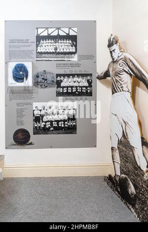 Curtis Museum, das Heimatkundemuseum im Stadtzentrum von Alton, Hampshire, England, Großbritannien. Ausstellung über den Fußballspieler „Gentleman Jim“ Jimmy Dickinson Stockfoto