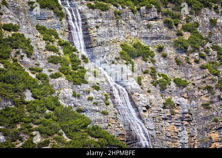 Wasserfallbach auf Steinberg im Alpenblick, Stilfserjoch-Pass, Grenze zwischen Italien und der Schweiz Stockfoto