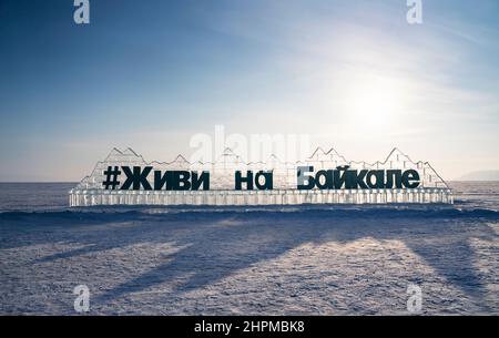 18. Februar 2022 Russland, Listwjanka. Eine Eiswand mit dem Hashtag ,Live on Bakal, aus transparentem Baikaleis. Stockfoto