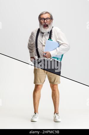 Composite-Bild mit grauem Kopf Mann, Professor, Lehrer isoliert auf grauen Studio-Hintergrund. Konzept von Beruf, Arbeit, Bildung, lustige Meme Stockfoto