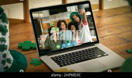 Diverse Freunde auf dem Laptop-Bildschirm machen st patrick's Day Videoanruf, der Selfie an einer Bar macht Stockfoto