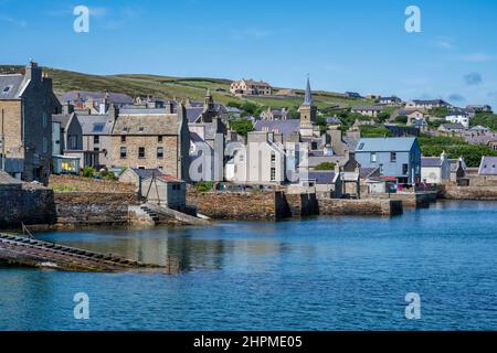 Blick nördlich von den vielen Steinpiers und Rutschen an der Stromness-Küste im Festland Orkney, Schottland, Großbritannien Stockfoto