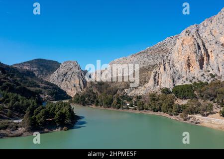 Landschaftsansicht des Tajo de la Encantada Rervoir in Südspanien Stockfoto