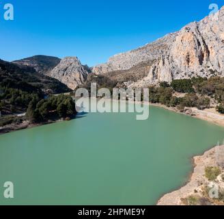 Dronen-Ansicht von Tajo de la Encantada Rervoir und Bergen in Südspanien Stockfoto