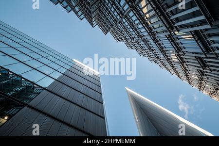Business Wolkenkratzer. Ein tiefer Weitwinkel-Blick auf die moderne Geschäftsarchitektur und Wolkenkratzer im Viertel More London. Stockfoto