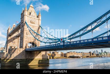 London Tower Bridge. Ein Blick vom Südufer auf das berühmte Wahrzeichen, das die Themse überquert, mit Wapping-Lagerhäusern am Nordufer. Stockfoto