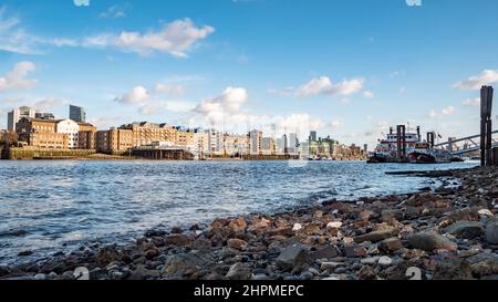 Wapping Docks, East London. Eine Ebbe auf der Themse mit Blick nach Norden auf die Lagerhäuser des ehemaligen Industriegebiets Wapping. Stockfoto