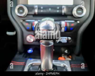 Kiel, Deutschland, 21.Februar 2022: Blick mit selektivem Fokus auf den Automatikschalthebel eines Ford Mustang Sportwagens Stockfoto