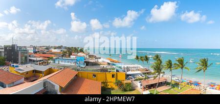 Ipojuca, PE, Brasilien - 15. Oktober 2021: Panoramablick auf Porto de Galinhas Innenstadt und den Strand, Touristenziel von Pernambuco. Luftaufnahme des Stockfoto