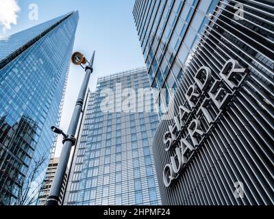 The Shard, London. Ein tiefer Weitwinkel-Blick auf die moderne Geschäftsarchitektur und Wolkenkratzer im Shard Quarter in der Nähe des Bahnhofs London Bridge. Stockfoto