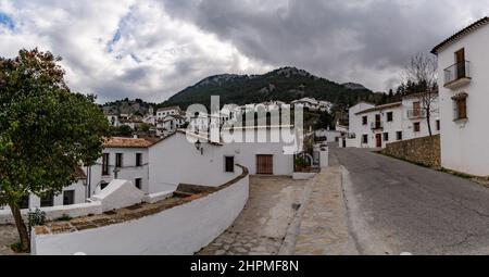 Grazalema, Spanien - 19. Februar 2022: Panoramablick auf das idyllische weiß getünchte andalusische Bergdorf Grazalema Stockfoto