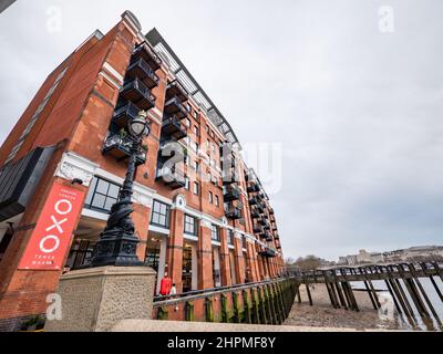 Das Oxo Building, London. Ein niedriger Weitwinkelblick auf das renovierte Wahrzeichen der Themse mit exklusiven Wohnungen und verschiedenen Design- und Gallery-Shops. Stockfoto