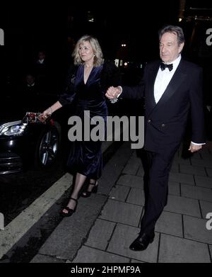 Conrad Black, Stephanie beatcham, simon cowell, Elizabeth Hurley, Lauren Silverman, Damian Hurley, Yasmin le bon, simon le Bone, Sarah Ferguson, gloria Hunniford, James Blunt und Frau Sofia Wellesley und viele andere waren zum Hochzeitstag von joan collins mit Percy gibson im Claridge’s Hotel. Sie ging um 2am Uhr nach ihrem Bett nach Hause. 17/2/2022 Blitzbilder Stockfoto