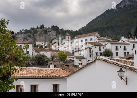 Grazalema, Spanien - 19. Februar 2022: Blick auf das idyllische weiß getünchte andalusische Bergdorf Grazalema Stockfoto