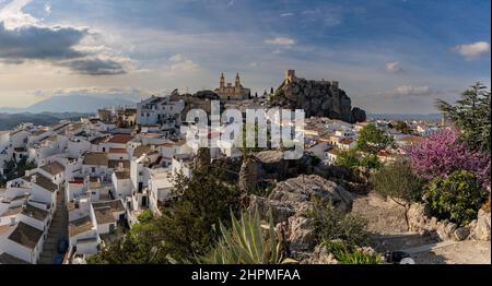 Olvera, Spanien - 18. Februar 2022: Panoramablick auf das malerische weiß getünchte Dorf Olvera in Andalusien Stockfoto