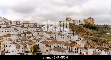 Setenil de las Bodegas, Spanien - 19. Februar 2022: Panoramablick auf die Wahrzeichen-Stadt Setenil de las Bodegas in Andalusien Stockfoto