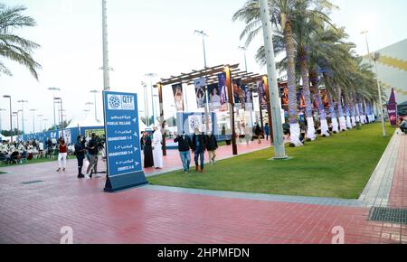 Doha, Katar. 19th. Februar 2022. Das Tennisdorf liegt zwischen den Gebäuden der Qatar Tennis Federation und den Spielerplätzen in Doha, Katar, am 19. Februar 2022. Während der Spiele wurden verschiedene Aktivitäten für die Öffentlichkeit von Qatar ExxonMobil und anderen Sponsoren organisiert. Nach jedem Spiel gibt ExxonMobil Qatar mehreren glücklichen Zuschauern die Möglichkeit, Tennisbälle zu fangen, die von Tennisstars zufällig in die Menge serviert werden. (Foto: Sidhik Keerantakath/Pacific Press/Sipa USA) Quelle: SIPA USA/Alamy Live News Stockfoto