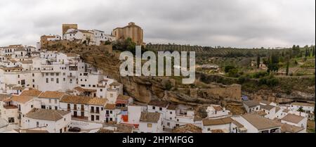 Setenil de las Bodegas, Spanien - 19. Februar 2022: Panoramablick auf die Wahrzeichen-Stadt Setenil de las Bodegas in Andalusien Stockfoto