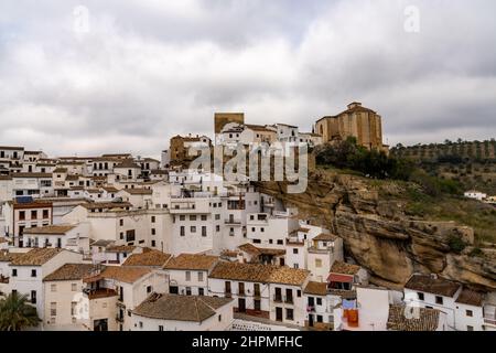 Setenil de las Bodegas, Spanien - 19. Februar 2022: Blick auf die Wahrzeichen-Stadt Setenil de las Bodegas in Andalusien Stockfoto