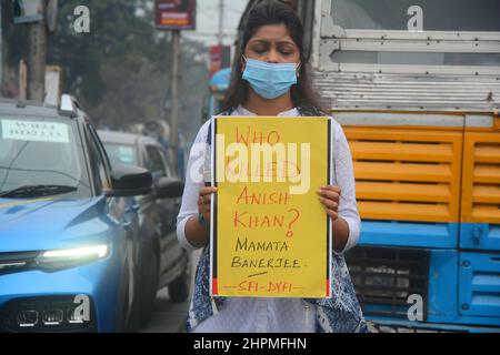 Am 20. Februar 2022 wurde von Studenten und politischen Aktivisten der SFI-DYFI in Kalkutta, Indien, ein Protest organisiert. Der Aktivist Anish Khan, der gegen die Regierung von Mamata Banerjee protestierte, wurde ermordet, als seine Familie mitteilt, dass Polizisten ihn vom Dach geworfen haben. Anish Khan, ein Student, der fast 130 Tage lang einen Protest gegen die Regierung Mamata Banerjee veranstaltete, wurde angeblich in Howrah ermordet. Der Mord an Anish Khan hat nun massive Proteste der Studenten gegen die westbengalische Regierung ausgelöst, die die von Mamata Banerjee geführte Regierung beschuldigen, den protestierenden Studenten getötet zu haben. (Foto von Rahul Stockfoto