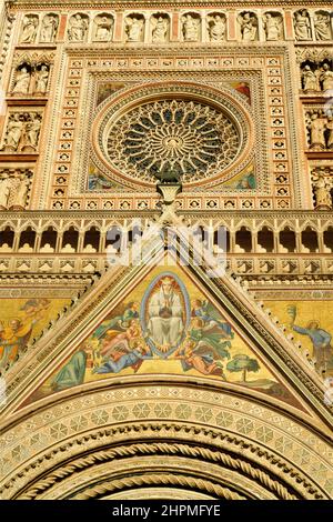 façade der Kathedrale die Basilika Santa Maria Assunta ist die wichtigste katholische Kultstätte in Orvieto und ein Meisterwerk der gotischen Architektur Stockfoto