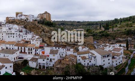 Setenil de las Bodegas, Spanien - 19. Februar 2022: Panoramablick auf die Wahrzeichen-Stadt Setenil de las Bodegas in Andalusien Stockfoto