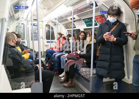 London, Großbritannien, 20. Februar 2022: Diese Passagiere in der Londoner U-Bahn tragen Gesichtsmasken, aber viele nicht. Mit der Ankündigung der Regierung von Westminster, dass alle kovidierten Vorschriften vom 24. März es Sorgen gibt, dass es Menschen mit medizinischen Schwachstellen b3e schwer sein wird, sicher zu bleiben. Anna Watson/Alamy Live News Stockfoto