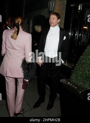 Conrad Black, Stephanie beatcham, simon cowell, Elizabeth Hurley, Lauren Silverman, Damian Hurley, Yasmin le bon, simon le Bone, Sarah Ferguson, gloria Hunniford, James Blunt und Frau Sofia Wellesley und viele andere waren zum Hochzeitstag von joan collins mit Percy gibson im Claridge’s Hotel. Sie ging um 2am Uhr nach ihrem Bett nach Hause. 17/2/2022 Blitzbilder Stockfoto