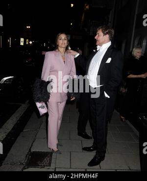 Conrad Black, Stephanie beatcham, simon cowell, Elizabeth Hurley, Lauren Silverman, Damian Hurley, Yasmin le bon, simon le Bone, Sarah Ferguson, gloria Hunniford, James Blunt und Frau Sofia Wellesley und viele andere waren zum Hochzeitstag von joan collins mit Percy gibson im Claridge’s Hotel. Sie ging um 2am Uhr nach ihrem Bett nach Hause. 17/2/2022 Blitzbilder Stockfoto