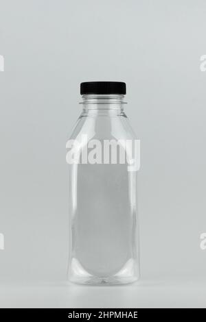 Transparentes Flaschenmockup aus unmarkenfreien Kunststoff. Vorlage für Branding-Identität für Text und Design Stockfoto