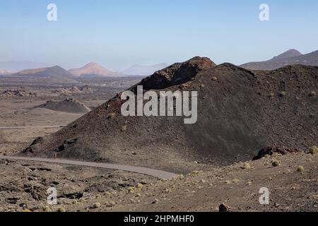 Einfiguriger Spaziergang im Nationalpark Timanfaya, Region Yaiza, Lanzarote. Kanarische Inseln. Stockfoto