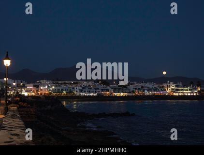 Mondaufgang über Playa Blanca Waterfront, Lanzarote, Kanarische Inseln. Spanien. Stockfoto