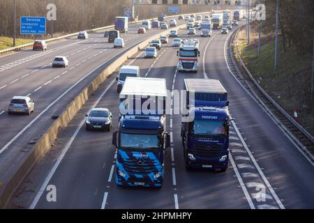 Lastwagen, Autos und Lieferwagen fahren an einem Februarnachmittag auf der M62 zwischen den Anschlussstellen 25 und 26. Die M62 ist eine 107 Meilen (172 km) lange West-Ost-Trans-Pennine-Autobahn in Nordengland, die Liverpool und Hull über Manchester, Bradford, Leeds und Wakefield in Großbritannien verbindet. Kredit: Windmill Images/Alamy Live Nachrichten Stockfoto