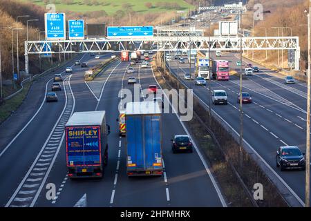 Lastwagen, Autos und Lieferwagen fahren an einem Februarnachmittag auf der M62 zwischen den Anschlussstellen 25 und 26. Die M62 ist eine 107 Meilen (172 km) lange West-Ost-Trans-Pennine-Autobahn in Nordengland, die Liverpool und Hull über Manchester, Bradford, Leeds und Wakefield in Großbritannien verbindet. Kredit: Windmill Images/Alamy Live Nachrichten Stockfoto