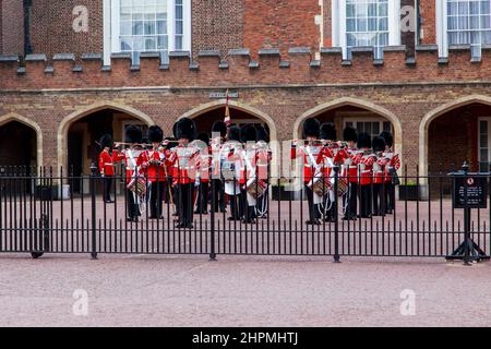 LONDON, GROSSBRITANNIEN - 12. MAI 2014: Das Militärorchester der königlichen Garde bereitet sich auf den marsch für den Wachwechsel vor. Stockfoto
