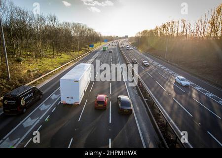 Lastwagen, Autos und Lieferwagen fahren an einem Februarnachmittag auf der M62 zwischen den Anschlussstellen 25 und 26. Die M62 ist eine 107 Meilen (172 km) lange West-Ost-Trans-Pennine-Autobahn in Nordengland, die Liverpool und Hull über Manchester, Bradford, Leeds und Wakefield in Großbritannien verbindet. Kredit: Windmill Images/Alamy Live Nachrichten Stockfoto