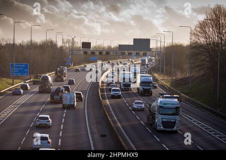 Lastwagen, Autos und Lieferwagen fahren an einem Februarnachmittag auf der M62 zwischen den Anschlussstellen 25 und 26. Die M62 ist eine 107 Meilen (172 km) lange West-Ost-Trans-Pennine-Autobahn in Nordengland, die Liverpool und Hull über Manchester, Bradford, Leeds und Wakefield in Großbritannien verbindet. Kredit: Windmill Images/Alamy Live Nachrichten Stockfoto