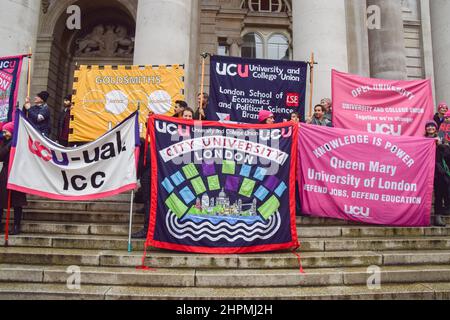 London, Großbritannien. 22nd. Februar 2022. Demonstranten vor der Königlichen Börse. Hochschulmitarbeiter, Studenten und Mitglieder der University and College Union (UCU) marschierten durch das Zentrum von London, um gegen Rentenkürzungen, Lohnunterschiede und Arbeitsbedingungen zu protestieren, während Universitäten in ganz Großbritannien ihre Streikaktion fortsetzen. Kredit: Vuk Valcic/Alamy Live Nachrichten Stockfoto