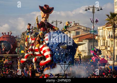 Viareggio, Italien. 20th. Februar 2022. Erste Kategorie allegorischer Schwimmer: 'buffalo Biden' Baumeister Carlo Lombardi Teil des Viareggio Karneval in Viareggio, Italien am 20. Februar 2022. (Foto von Federico Neri/Pacific Press/Sipa USA) Quelle: SIPA USA/Alamy Live News Stockfoto