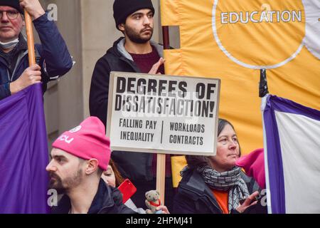 London, Großbritannien. 22nd. Februar 2022. Demonstranten vor der Königlichen Börse. Hochschulmitarbeiter, Studenten und Mitglieder der University and College Union (UCU) marschierten durch das Zentrum von London, um gegen Rentenkürzungen, Lohnunterschiede und Arbeitsbedingungen zu protestieren, während Universitäten in ganz Großbritannien ihre Streikaktion fortsetzen. Kredit: Vuk Valcic/Alamy Live Nachrichten Stockfoto