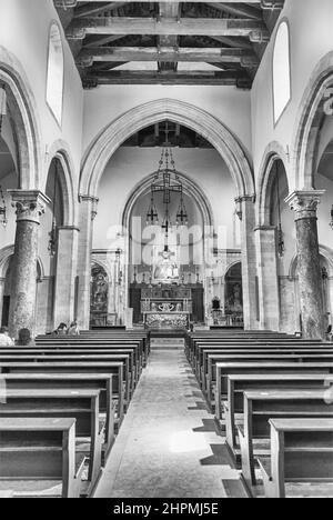 TAORMINA, ITALIEN - 11. AUGUST 2021: Innenraum der Kathedrale von Taormina, Sizilien, Italien. Die Kirche ist dem Heiligen Nikolaus geweiht und gehört zu den Th Stockfoto