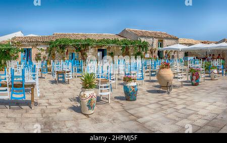 MARZAMEMI, ITALIEN - 12. AUGUST 2021: Der Hauptplatz von Marzamemi, malerisches Fischerdorf in der Provinz Syrakus, Italien Stockfoto