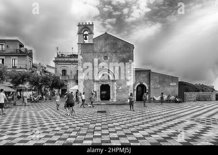 TAORMINA, ITALIEN - 11. AUGUST 2021: Die malerische Piazza IX Aprile, Hauptplatz und Touristenattraktion von Taormina, Sizilien, Italien Stockfoto