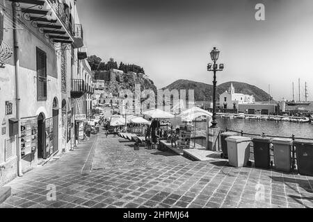 LIPARI, ITALIEN - 10. AUGUST 2021: Blick auf Marina Corta, einen kleineren Hafen in der Hauptstadt von Lipari, der größten der Äolischen Inseln, Italien Stockfoto