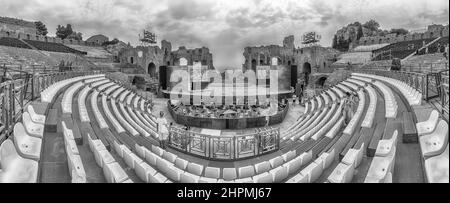 TAORMINA, ITALIEN - 11. AUGUST 2021: Blick auf das antike Theater von Taormina, Sizilien, Italien. Es wurde im dritten Jahrhundert v. Chr. erbaut und ist die St. Stockfoto