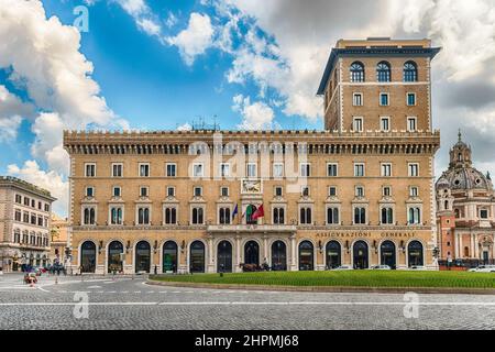 ROM - 14. APRIL 2021: Fassade des ikonischen Gebäudes der Assicurazioni Generali, der größten italienischen Versicherungsgesellschaft, an der Piazza Venezia, Rom Stockfoto