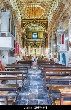 RAGUSA, ITALIEN - 13. AUGUST 2021: Innenraum der Kirche San Giacomo Apostolo, Ragusa, Sizilien, Italien. Die Kirche befindet sich im Hyblean-Garten, einem Stockfoto